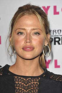 How tall is Estella Warren?